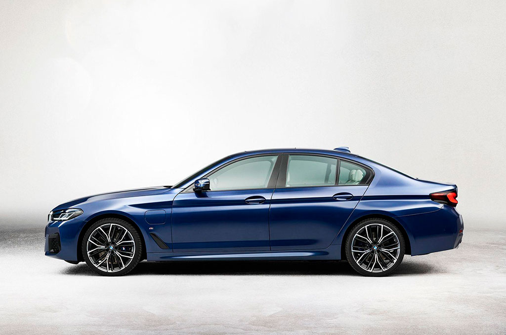 Обновленная BMW 5 серии: Наследственность поколений