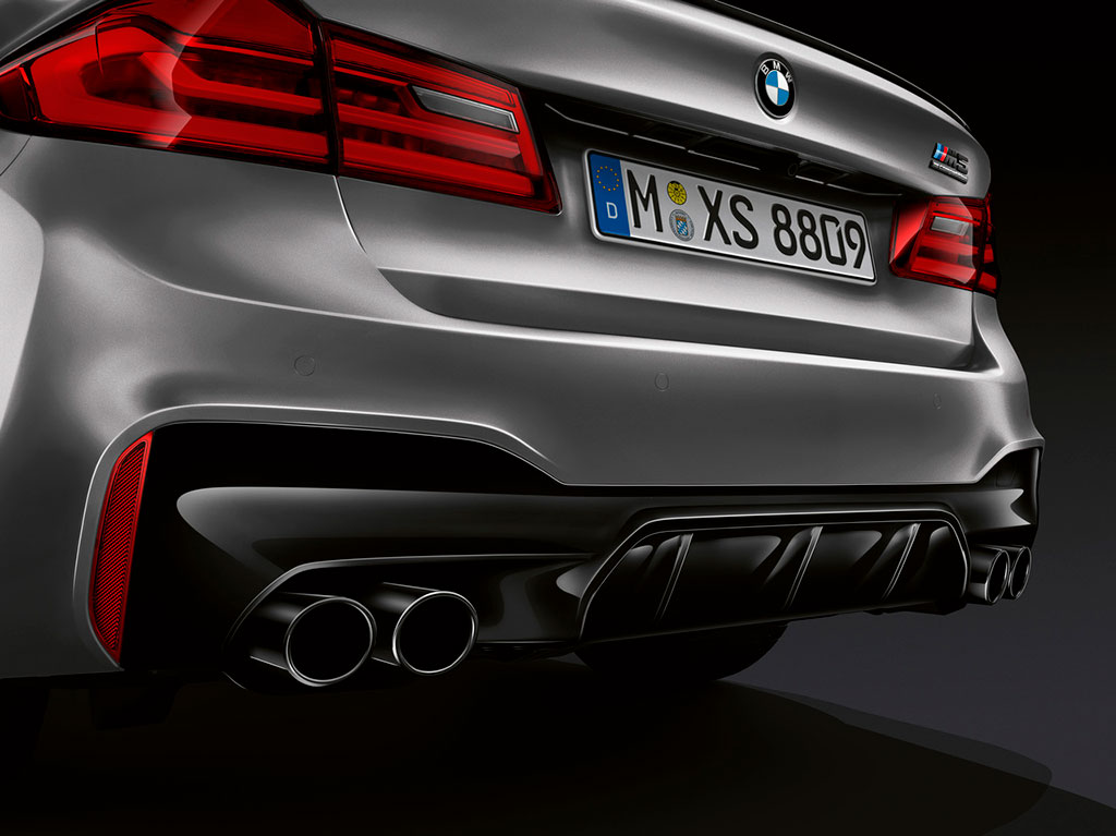 Вконец озверевший суперседан BMW M5 выходит на охоту