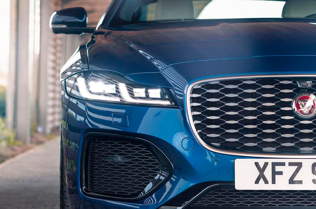 Обновленный Jaguar XF: Разумный компромисс