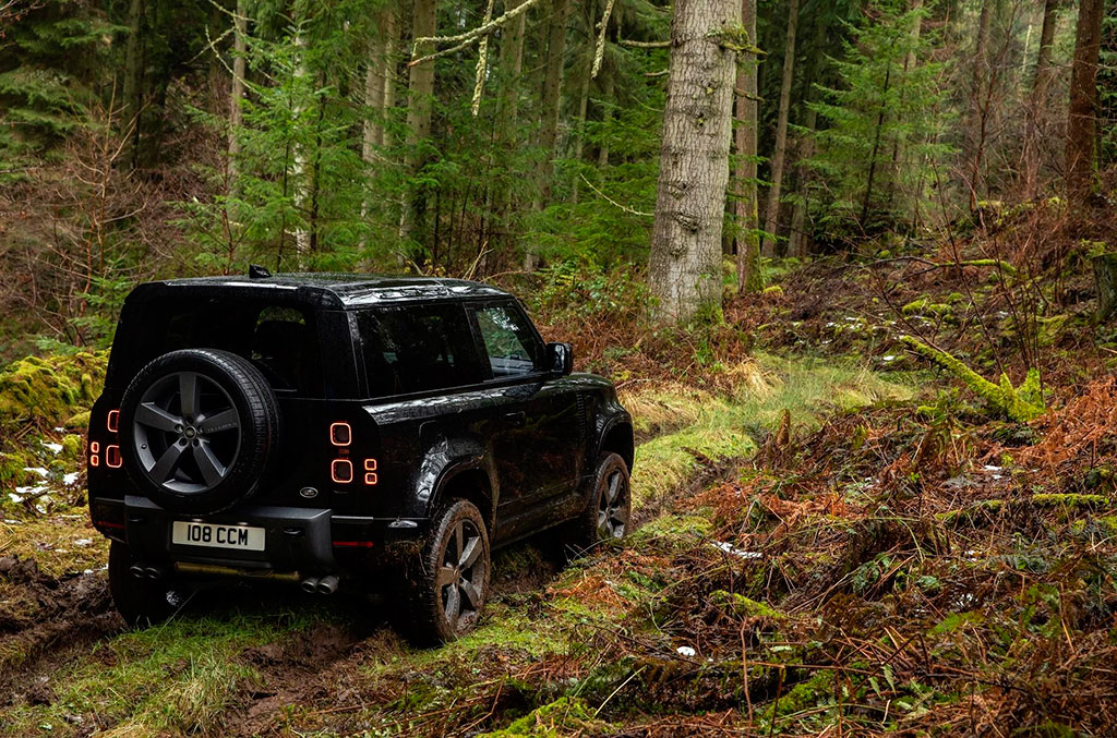Новый Land Rover Defender V8: Атлетичный проходимец