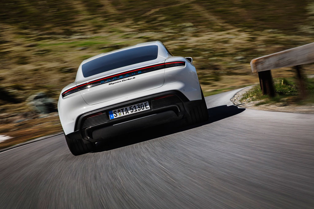 Porsche Taycan: Громкая электрическая ласточка из Германии