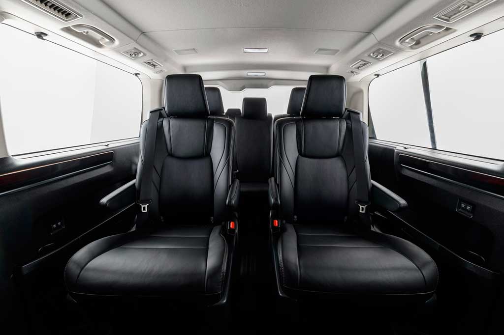 Новая Toyota Hiace VIP: Для большой и статусной компании