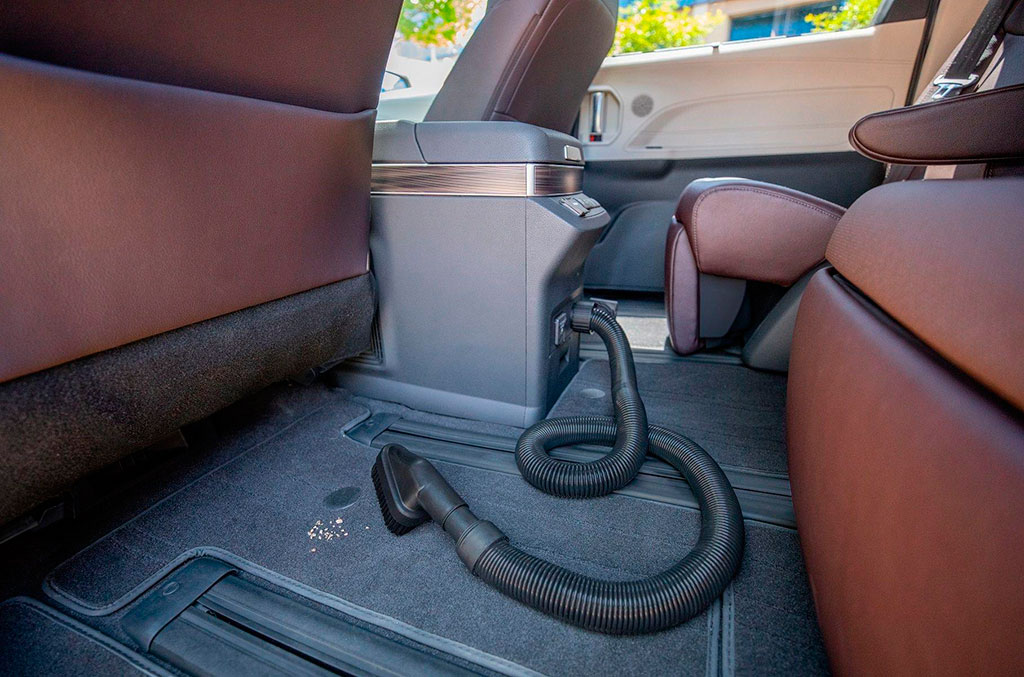 Новая Toyota Sienna: Гибридные силы и пылесос на борту