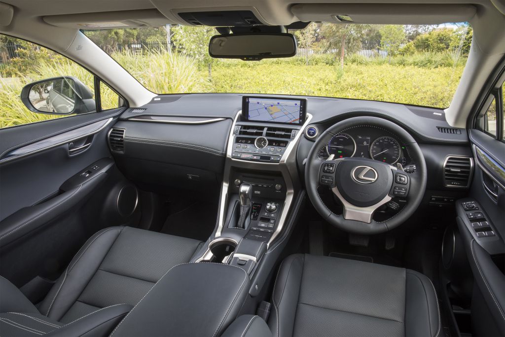 Новый Lexus NX: легкие штрихи снаружи, большие перемены внутри